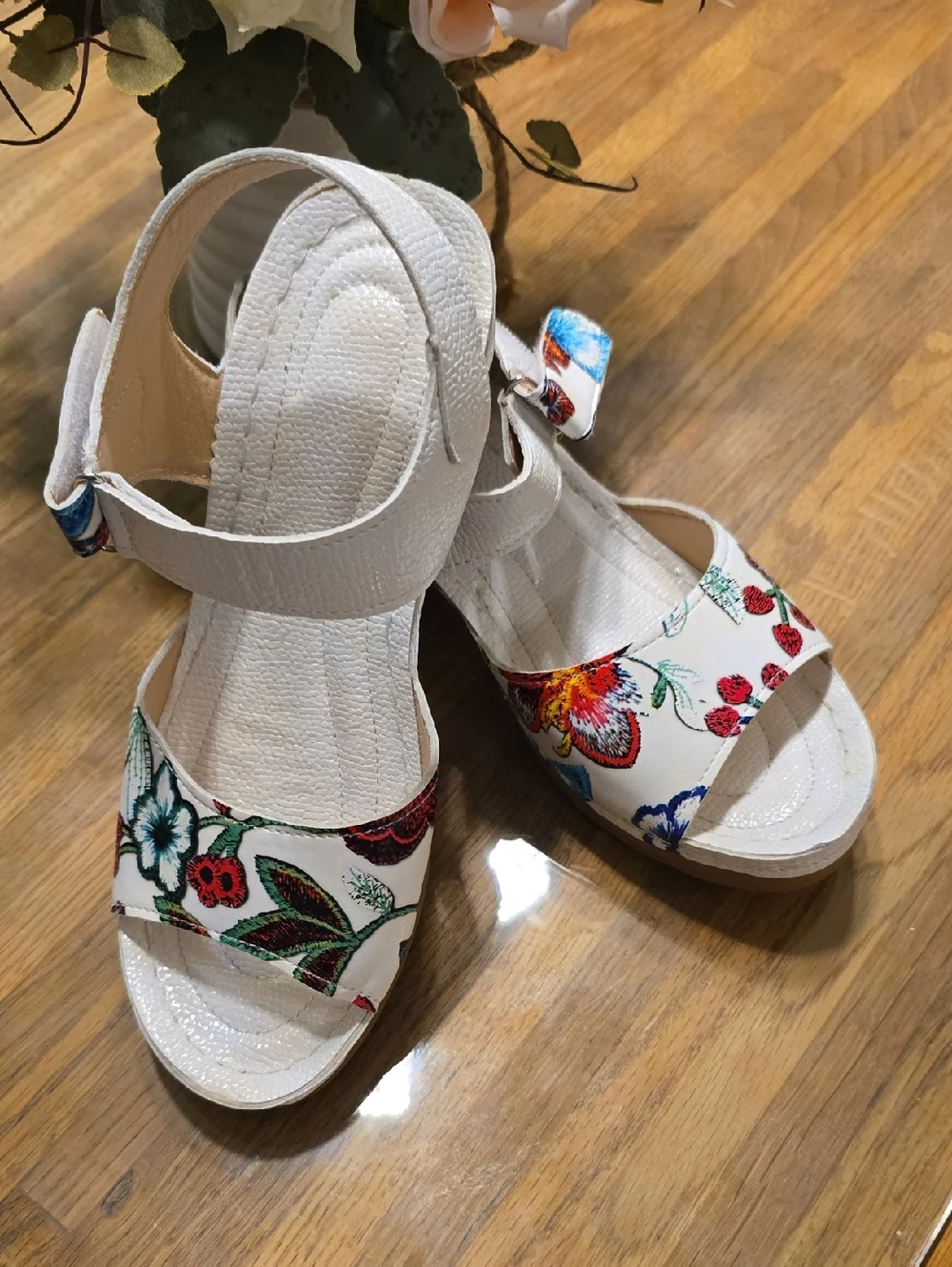 Source Unknown White Sandals with Multicolor Floral Print